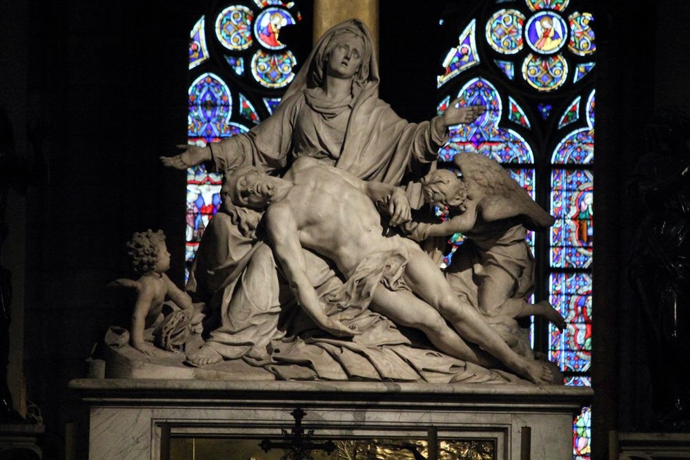 Descente de croix scupltée par Nicolas Coustou, conservée à Notre Dame de Paris, Wikicommons