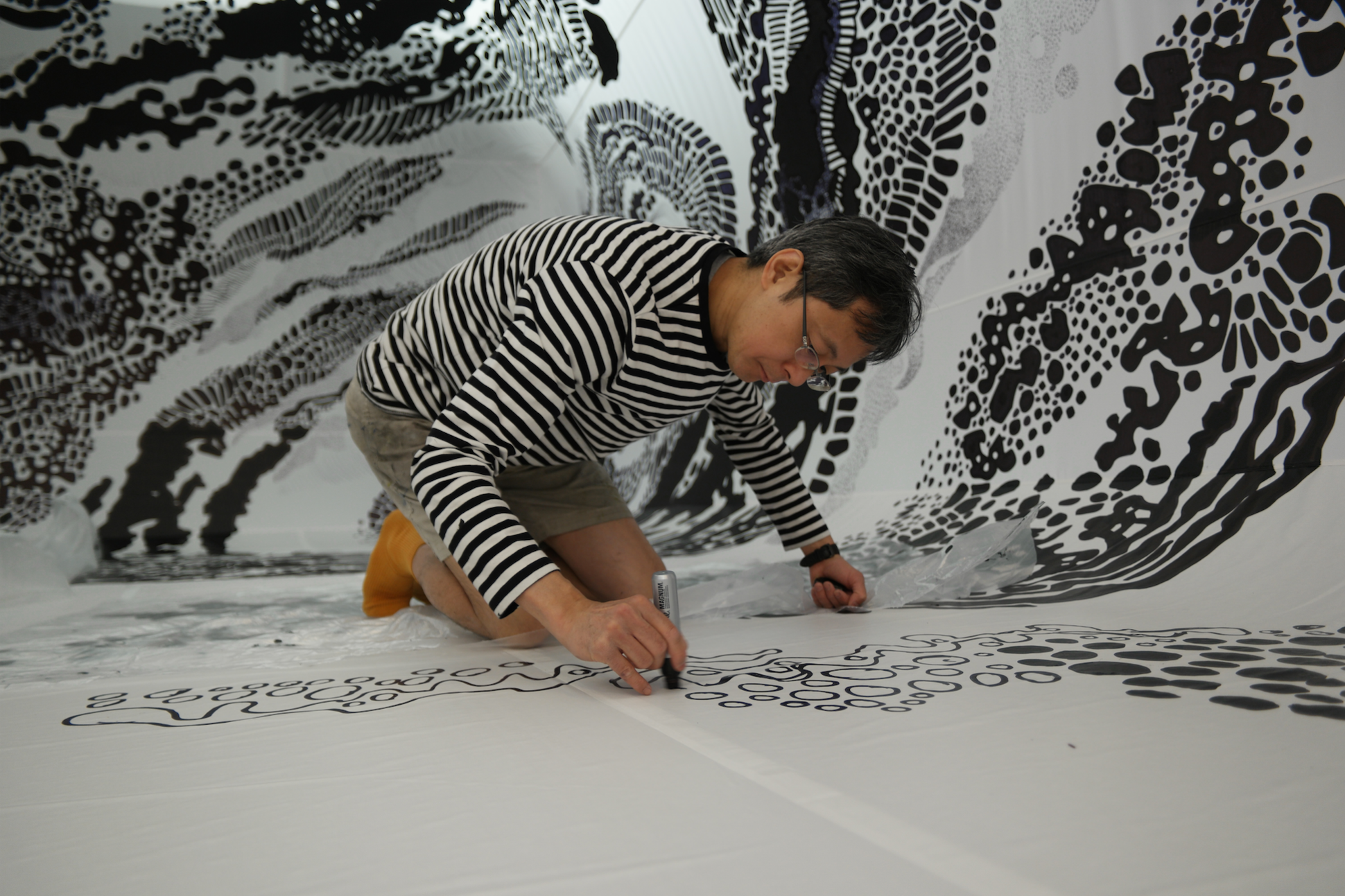 Oscar Oiwa réalisant une des bulles de sa série introspective Black&Light, Oscar Oiwa Studio