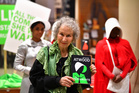 Auteurs Margaret Atwood en Bernardine Evaristo winnen prestigieuze Booker Prize