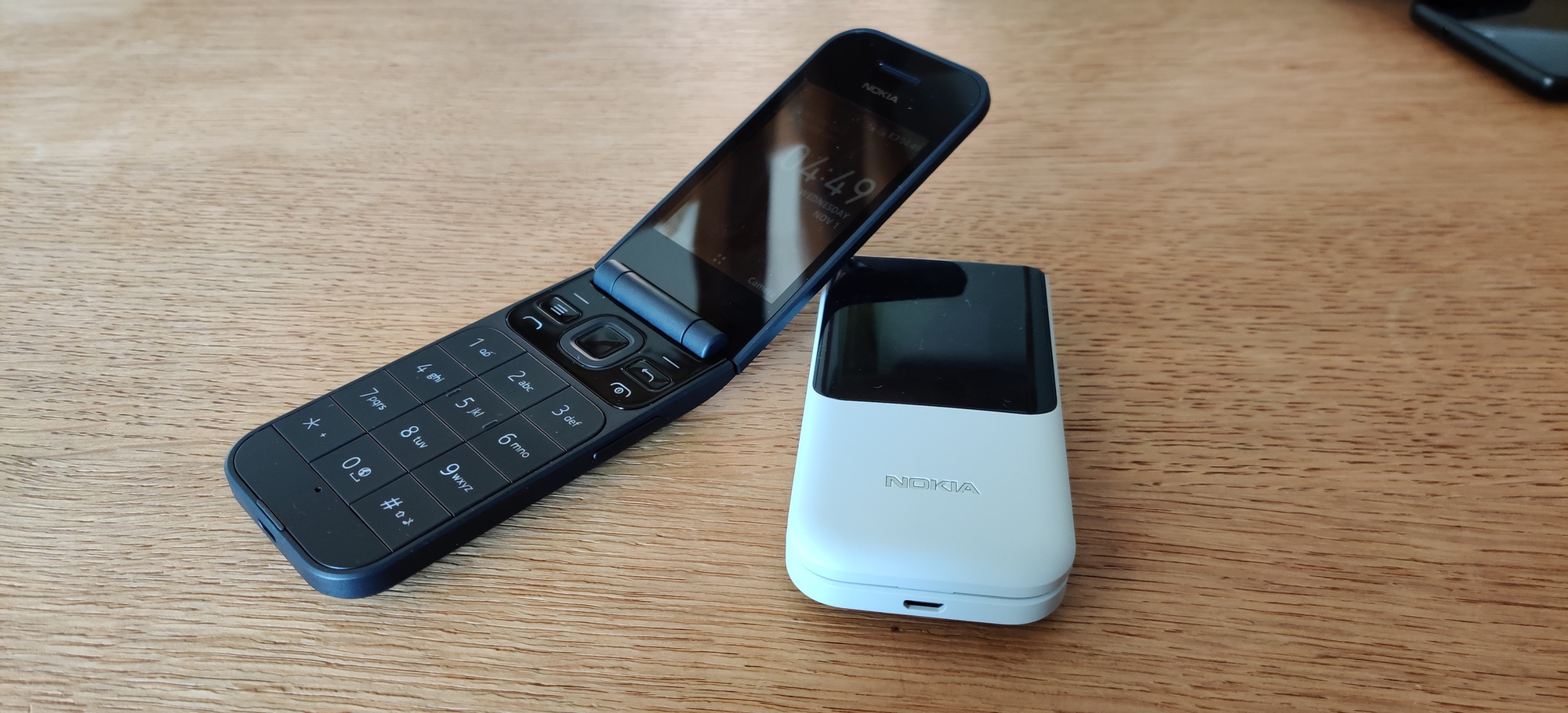 De Nokia 2720 Flip mikt onder meer op gebruikers van een oudere generatie, met grote toetsen en een alarmknop., PVL