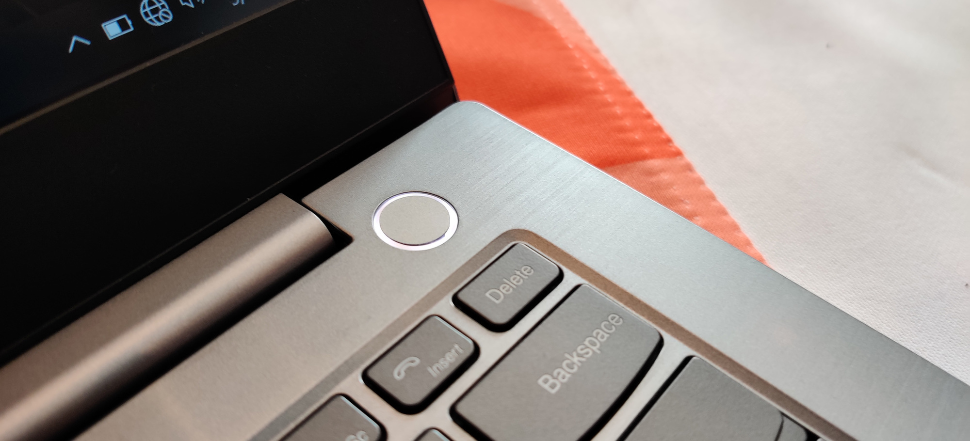 Le Lenovo ThinkBook, dont le scanner d'empreintes digitales est intégré au bouton marche/arrêt. , PVL